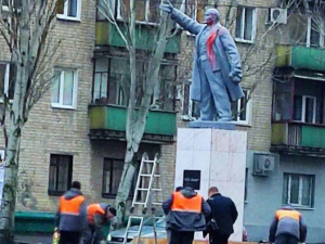 У тимчасово окупованому Мелітополі облили кривавою фарбою пам’ятник радянському вождю - фото, відео