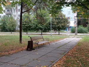 У популярному запорізькому сквері замінили жахливі лави та урни - фото