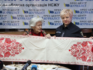 "Кожен хрестик — це молитва":  врятована під час обстрілу 90-річна запоріжанка подарувала ДСНС власноруч вишитий рушник