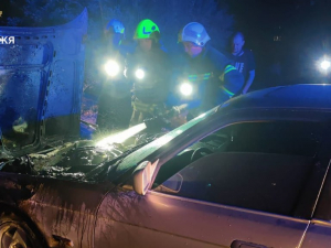 Полум’я спалахнуло під капотом — у Запоріжжі рятувальники приборкали пожежу в авто (фото)