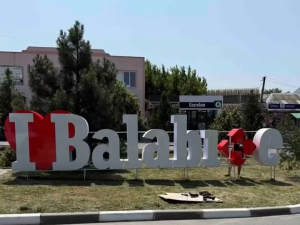 Наїхав автівкою і зник: у Запорізькому районі водій пошкодив інсталяцію (фото)