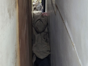 Рятували спецтехнікою: у Запоріжжі пенсіонерка застрягла між кіосками (фото)