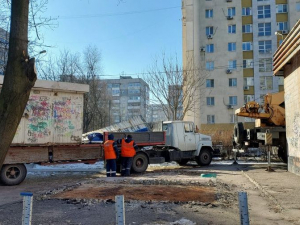 У спальному районі Запоріжжя демонтували кіоск, в якому продавали алкоголь та наркотики - фото