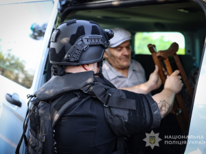 Евакуація з Новомиколаївки. Фото: Нацполіція