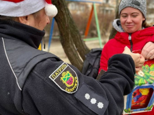 Запорізькі патрульні стали помічниками святого Миколая - фото