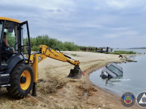 Позашляховик у воді - у Запоріжжі сталася несподівана пригода на річці Дніпро (фото)
