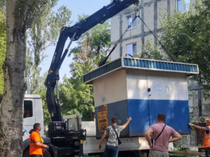 У Запоріжжі без дозволу поставили кіоск для ремонту взуття - комунальники знесли незаконний МАФ (фото)