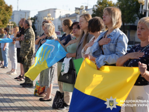 Вшанували полеглих воїнів – у центрі Запоріжжя пролунав особливий сигнал тиші (фото, відео)