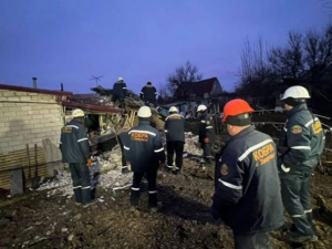 Зруйнована кухня і побиті домівки: як виглядає місце нічного удару окупантів по Запоріжжю - відео