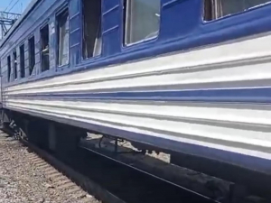 Трохи не доїхав до Запоріжжя - російські військові атакували пасажирський потяг (відео)