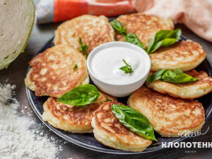 Смакують холодними - як приготувати пухкі солоні оладки з капустою на кефірі