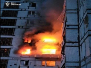 Пожежа охопила кілька поверхів — у Запорізькій області росіяни влучили в багатоповерхівку