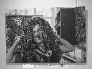 "Плетиво життя": у Запоріжжі відкрилася виставка, присвячена жінкам, які щодня допомагають фронту (фото)