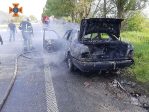 На дорозі в Запорізькому районі вщент згорів "Мерседес" - фото