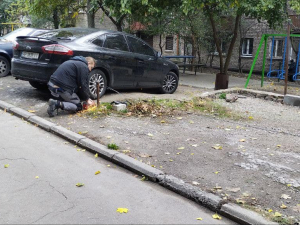 Заграбастав частину двору: мешканець Запоріжжя облаштував собі незаконну стоянку - фото