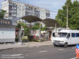 Кількість поранених збільшилась: що відбувається на місці ворожого удару по зупинці у Запоріжжі - фото