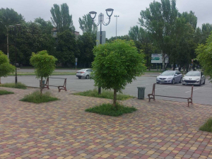 Біля запорізького палацу спорту нарешті відреставрували старі лави - фото