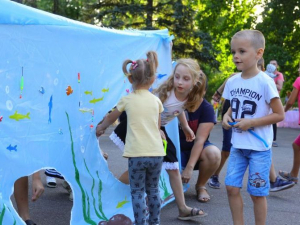 У Запоріжжі для дітей-переселенців влаштували веселе свято з аніматорами, іграми та дискотекою – фото