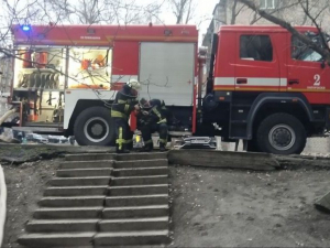 У Запоріжжі з палаючої багатоповерхівки врятували жінку - фото