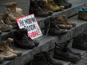 Берці пам’яті - у Запоріжжі створили символічну інсталяцію на підтримку військовополонених (фото)