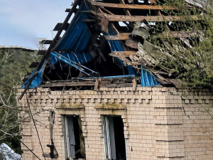 Окупанти вдарили по місцю видачі гуманітарної допомоги у Комишувасі, фото: ЗОВА 