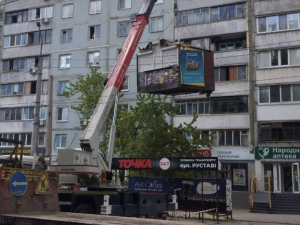 У Запоріжжі на вулиці Руставі прибрали незаконний кіоск після того, як власник проігнорував попередження. 