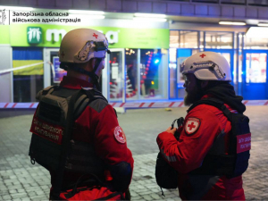 Ввечері 7 січня ворог ударив по торгівельному центру у Запоріжжі - фото і відео наслідків