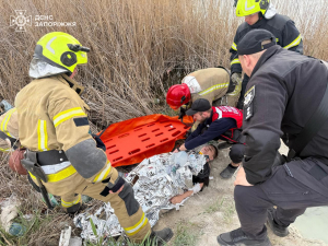 Впав у воду у кар’єр та травмувався – у Запоріжжі рятувальники надали допомогу хлопчику