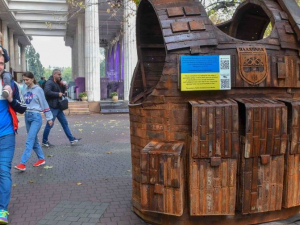 У центрі Запоріжжя з'явився воєнний артоб'єкт-фотозона - фото