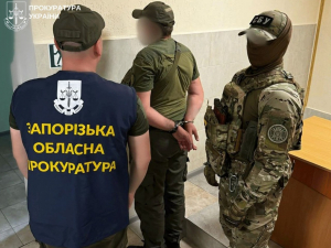 Оплата за “послуги” йшла на картку дружини - у колонії на Запоріжжі інспектор торгував наркотиками і телефонами (фото)