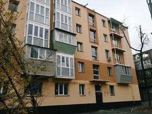 Активно працюють у квартирах та подвір’ї - як просувається відновлення будинку на Скіфській у Запоріжжі (фото)