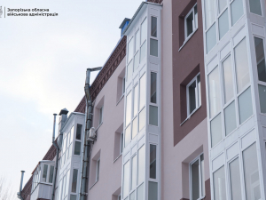 Фасад відновленого будинку по вулиці Незалежної України в Запоріжжі після руйнування російською ракетою 