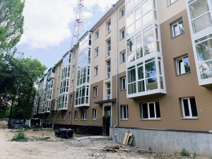 У Запоріжжі мешканці будинку, який зазнав ворожого удару, невдовзі зможуть повернутись до своїх квартир (фото)