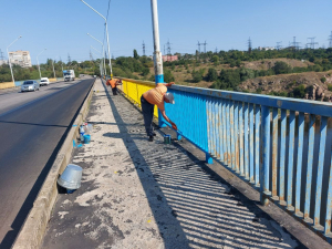 Запорізький міст пофарбували у патріотичні кольори - фото