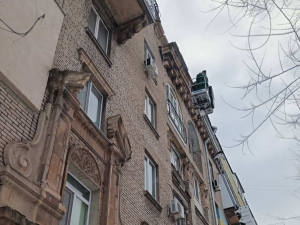 Нависла небезпека: у Запоріжжі з даху будинку ледь не впала велика металева конструкція (фото)