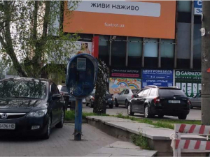 Із запорізьких вулиць продовжують прибирати страшні таксофони - фото
