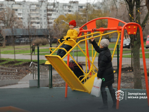 Три вже готові, четвертий - в процесі: у Запоріжжі триває облаштування інклюзивних майданчиків (фото)