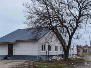 Запорізькі волонтери побудували будинок  для двох сімей, житло яких знищила ракета