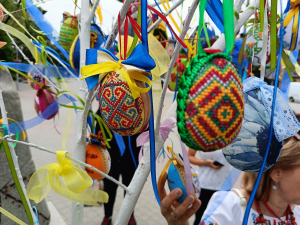 На площі в центрі Запоріжжя з'явилося великоднє дерево з вишиваними писанками (фото)