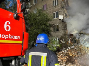 Як рятують людей у домі, зруйнованому ракетою сьогодні вночі - фото