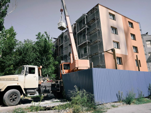 У Запоріжжі на Скіфській ремонтують двічі пошкоджений обстрілами будинок - що вже зроблено (фото)
