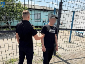 Сидів в ізоляторі і викрав гроші у матері загиблого військового – у Запоріжжі судитимуть чоловіка
