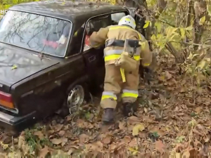 У Запоріжжі водій застряг у авто після зіткнення з деревом - як його визволяли (відео)