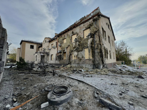 Розбирали завали та лагодили дахи - до ліквідації наслідків обстрілів у Запоріжжі долучилися волонтери (фото)