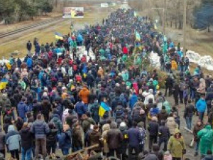 Сотни жителей Энергодара вышли к блокпосту и не пустили оккупантов в город - фото