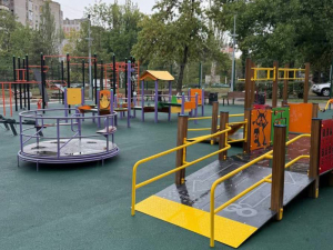 Нові можливості для всіх - у чотирьох парках Запоріжжя будують інклюзивні майданчики (фото)