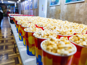 Кіно для своїх: у Запоріжжі ветеранам влаштували сімейний кіновечір