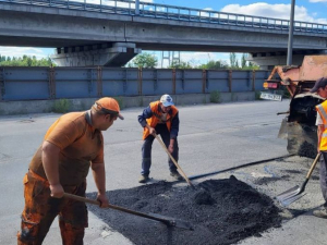 На центральних вулицях Запоріжжя ремонтують дороги - фото