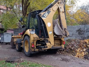 У запорізькому дворі стихійне звалище прибирали за допомогою екскаватора - фото