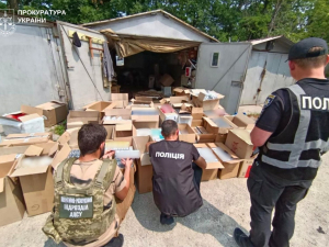 Контрафакт під прикриттям — у Запоріжжі судитимуть сімох чоловіків за збут цигарок (фото)